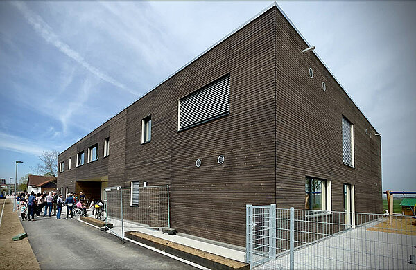 Das Gebäude der Kita mit Holzfassade