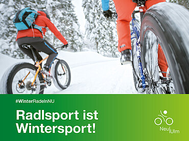 Zwei Fahrradfahrer fahren in einer verschneiten Winterlandschaft, darunter der Text „Radlsport ist Wintersport“ 