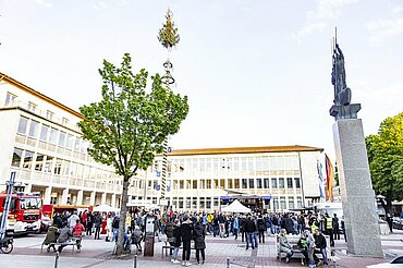 Besucher von Rock in den Mai stehen vor der Bühne auf dem Neu-Ulmer Rathausplatz