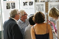 Besuch der Ausstellung mit Infotafeln und Bildern