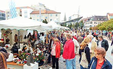 Marktbesucher schlendern durch die Stände des Töpfermarktes auf dem Neu-Ulmer Petrusplatz
