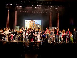 Fotos auf und hinter der Bühne vom Jubiläumsmusical der Musikschule im großen Saal des Edwin-Scharff-Hauses