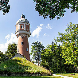 Der Neu-Ulmer Wasserturm im Kollmannspark