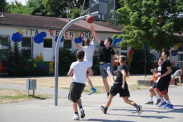 Jugendliche beim Basketballspielen