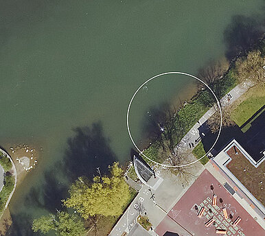 Luftbild vom Neu-Ulmer Maxplatz mit Donauufer