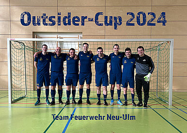 Das Fußball-Team der Freiwilligen Feuerwehr Neu-Ulm vor einem Fußballtor