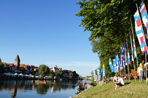 Das Neu-Ulmer Donauufer mit Donaufest-Beflaggung rechts im Bild, links auf der anderen Seite der Donau das Ulmer Donauufer