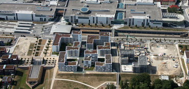Luftaufnahme mit Blick auf die Neu-Ulmer Innenstadt mit Bahnhof, Glacis-Galerie und Caponniere