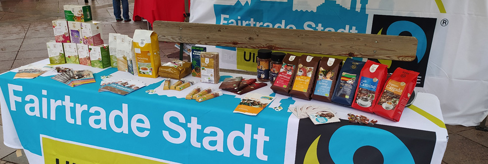Fairtrade-Stand mit fairen Produkten wie Tee und Kaffee