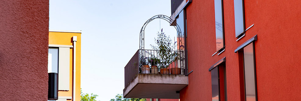 Häuserfassade mit Balkon