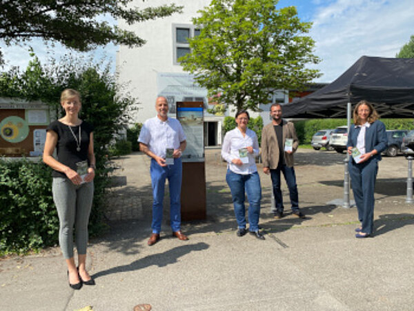Enthüllte Stele vor der Erlöserkirche in Offenhausen