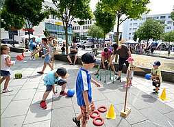 Der Heiner-Metzger-Platz in Neu-Ulm mit Kindern und Besuchern an den verschiedenen Spielstationen