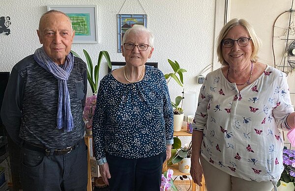 Bürgermeisterin Gerlinde Koch neben den Eheleuten Scherer