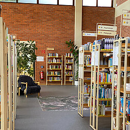 Medienregale in der Stadtbücherei