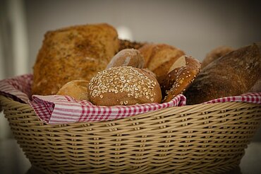 Korb mit Brot und Backwaren