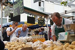 Stand auf dem Wochenmarkt in Bois-Colombes mit Kartoffeln