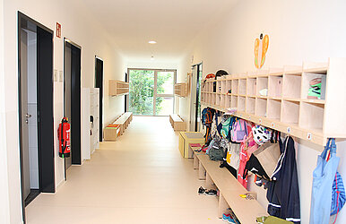 Kita-Flur mit Garderobe