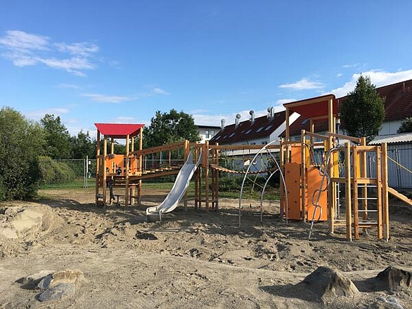 Das Foto zeigt die neue Spielgerätelandschaft mit verschiedenen Spiel- und Klettermöglichkeiten.