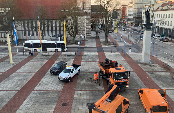 Rathausplatz ohne Weihnachtsbaum, Fahrzeuge des Baubetriebshofes