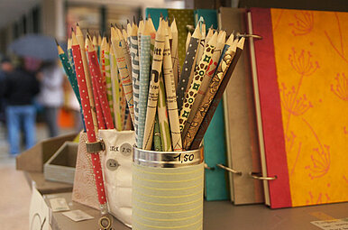 Papeteriestand mit Bleistiften und Ringbüchern