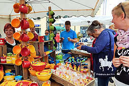 Marktstand mit bunten Tassen, Schalen und Dekorativem aus Ton/Keramik