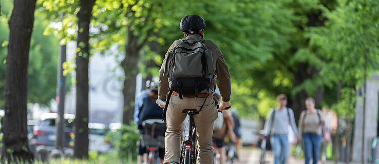 Radfahrer und Fußgänger sind auf einem Rad- und Fußweg unterwegs
