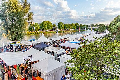 Blick auf das Donaufest mit Marktständen und Besuchern am Ulmer und Neu-Ulmer Donauufer