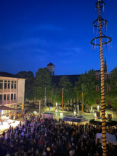 Rockkonzert auf dem Neu-Ulmer Petrusplatz bei Dämmerung