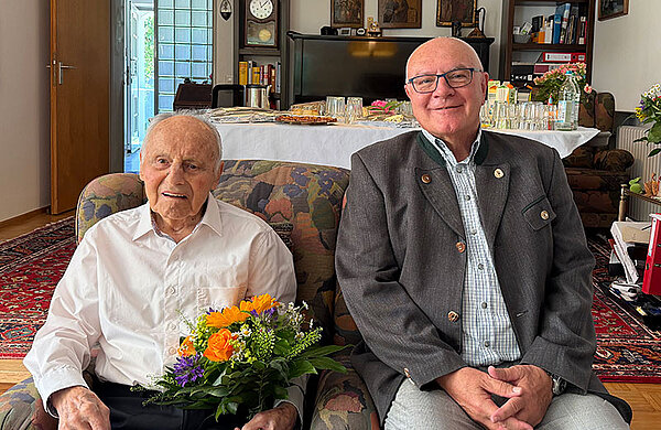 Neu-Ulms Bürgermeister Johannes Stingl und der 100-jährige Jubilar