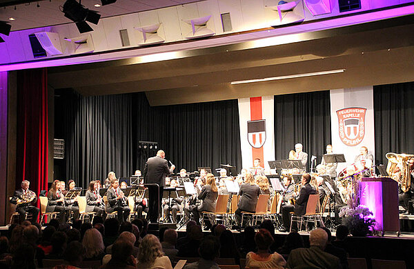 Konzert anlässlich des 75-jährigen Jubiläums der Feuerwehrkapelle Pfuhl Konzert der Feuerwehrkapelle Pfuhl in der Seehalle