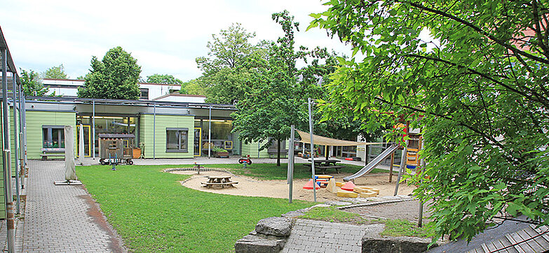 Außenbereich der Kita mit Spielplatz