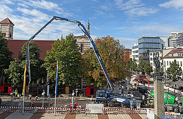 Blick von oben auf die Baustelle in der Ludwigstraße mit großer Betonpumpe