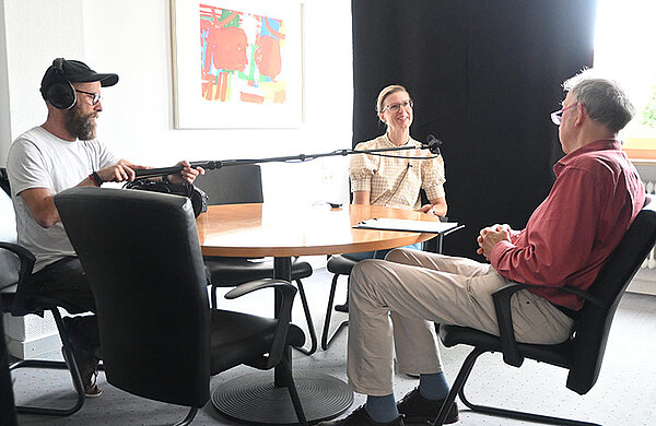 Oberbürgermeisterin Katrin Albsteiger spricht bei einem Interview in ein Mikrofon.