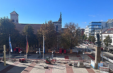 Blick von oben auf den Rathausplatz und die Ludwigstraße, beides in Streifen-Optik