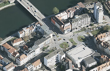 Luftbild vom Augsburger-Tor-Platz und der Brückenstraße in Neu-Ulm