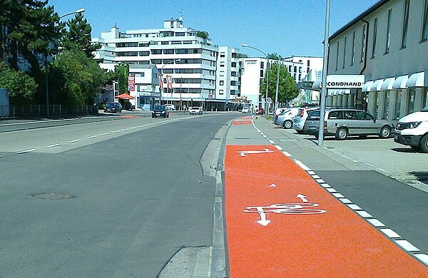 Radweg mit roter Fahrbahnmarkierung in der Memminger Straße