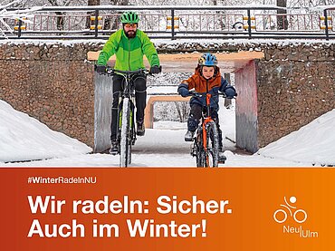 Ein Mann und ein kleiner Junge, beide mit Fahrradhelm, fahren auf einem verschneiten Weg, darunter der Text „Wir radeln: Sicher. Auch im Winter!“ 