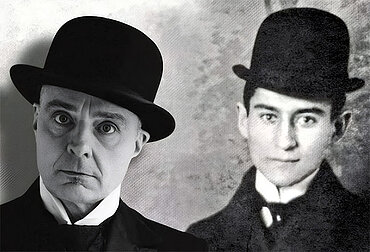 Schwarz-Weiß-Foto von Franz Kafka mit Melone, daneben Thomas Maurer mit Melone als Franz Kafka