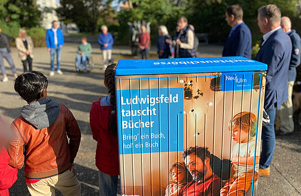 Der zum Bücherschrank umgestaltete alte Stromkasten mit der Beschriftung "Ludwigsfeld tausch Bücher".