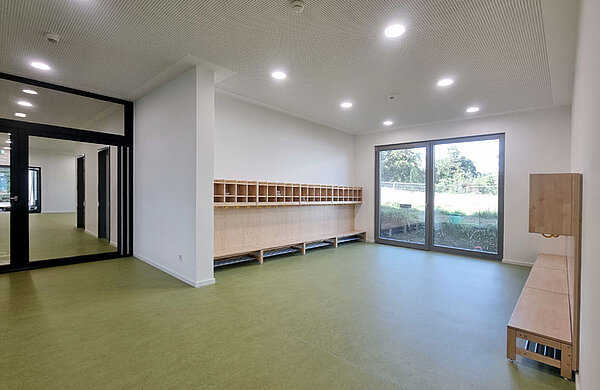 Flur und Garderobe in der neuen Kindertagesstätte.