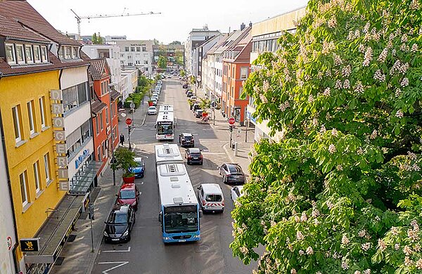 Luftbild von der Neu-Ulmer Ludwigstraße mit Bus