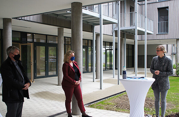 Staatsministerin Kerstin Schreyer (Mitte), Oberbürgermeisterin Katrin Albsteiger und NUWOG-Geschäftsführer Andreas F. Heipp bei der Besichtigung des Wohnungsbauprojektes in der Münsterblickstraße.