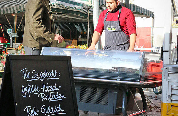 Verkaufsstand der Landkreis-Jäger auf dem Wochenmarkt