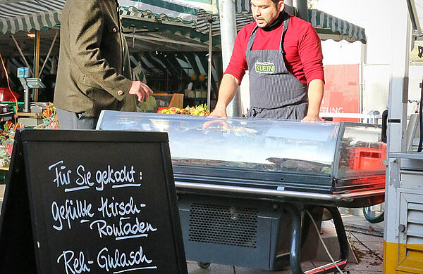 Marktstand mit Wildprodukten