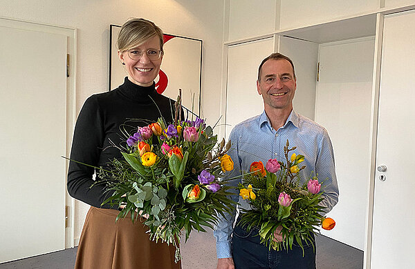 Oberbürgermeisterin Katrin Albsteiger und Herbert Blessing mit bunten Frühlingssträußen