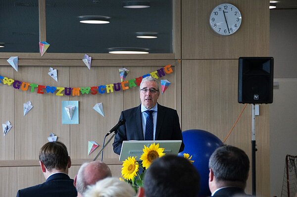 Neu-Ulms Oberbürgermeister Gerold Noerenberg bei der Einweihung der Schule vor einem Rednerpult
