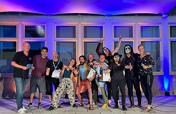 Gruppenfoto mit den Preisträgern des Neu-Ulmer Straßenkulturfestivals