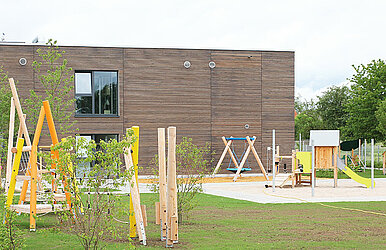 Kita-Außenbereich mit Garten und Spielplatz