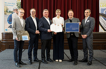 Gruppenfoto mit den Vertretern der Stadt Neu-Ulm sowie den auszeichnenden zuständigen Personen