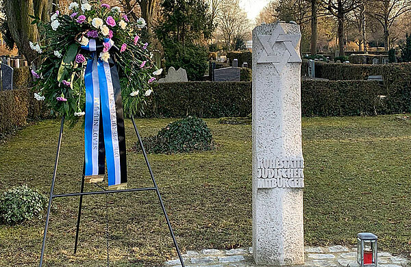 Gedenkstein mit Inschrift "Ruhestätte jüdischer Mitbürger"